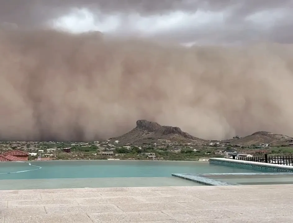 Arizona’da toz fırtınası 55 bin kişi elektriksiz kaldı