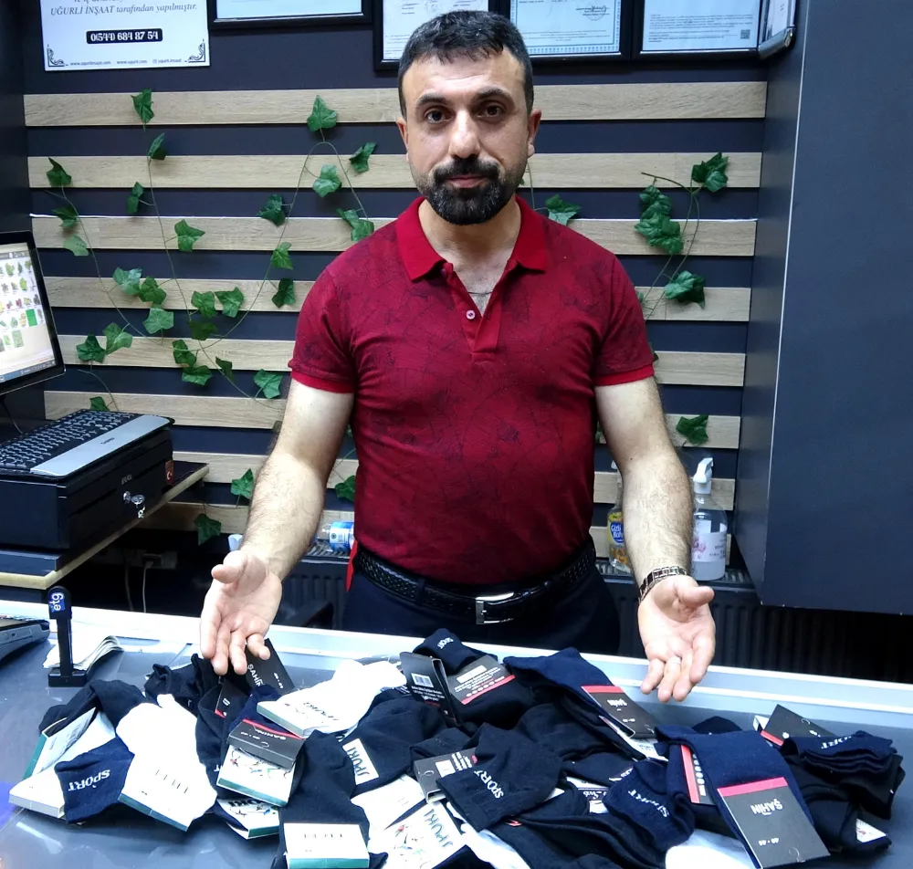 Erzurumlu manav, iş yerine 2 poşet dolusu çorap bırakan kadını arıyor 