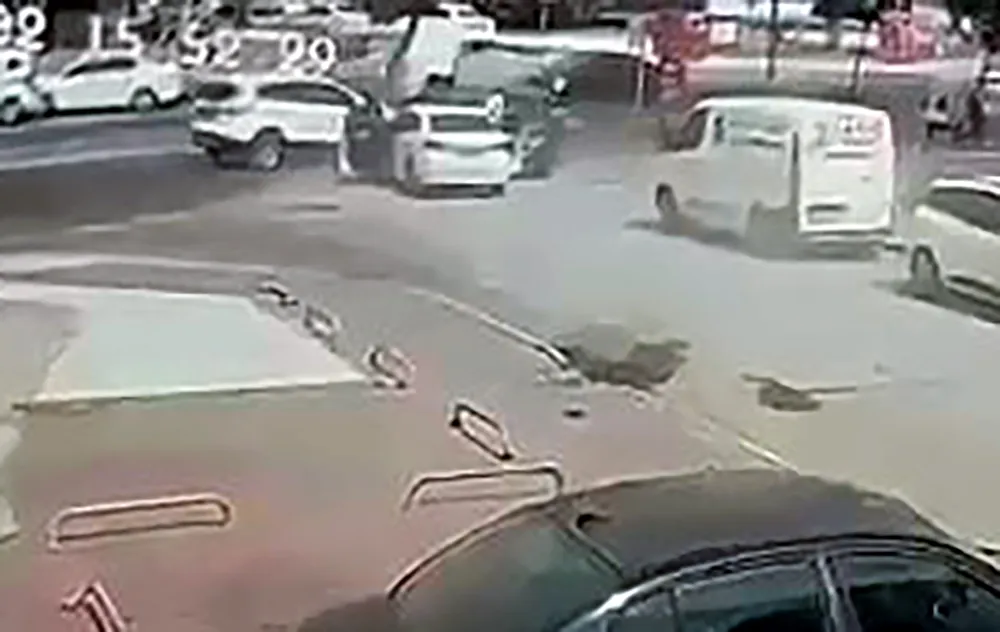 Resmi polislerden kaçarken sivil polis aracına çarpan uyuşturucu taciri yakalandı