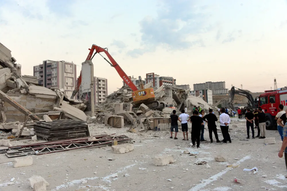 Genç operatör, ağır hasarlı binayı yıkarken enkaz altında kalarak hayatını kaybetti
