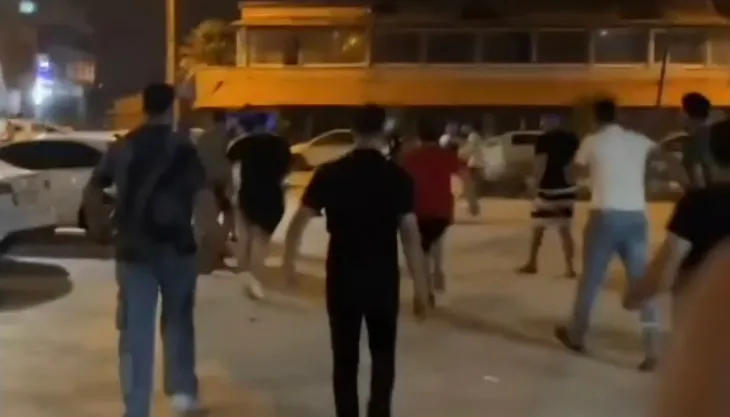 Parkta alkol alıp çevreyi rahatsız ettiler,ihbara gelen polislere bıçak çektiler