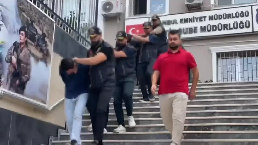 Kendilerine haraç vermeyen iş yerlerini kurşunlayıp 3 kişiyi yaralamışlardı ; Tutuklandılar