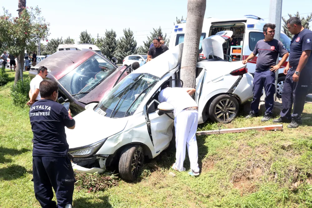 Hafif ticari aracıyla 3 otomobile ve sivil polis aracına çarptı; 2 polis yaralı