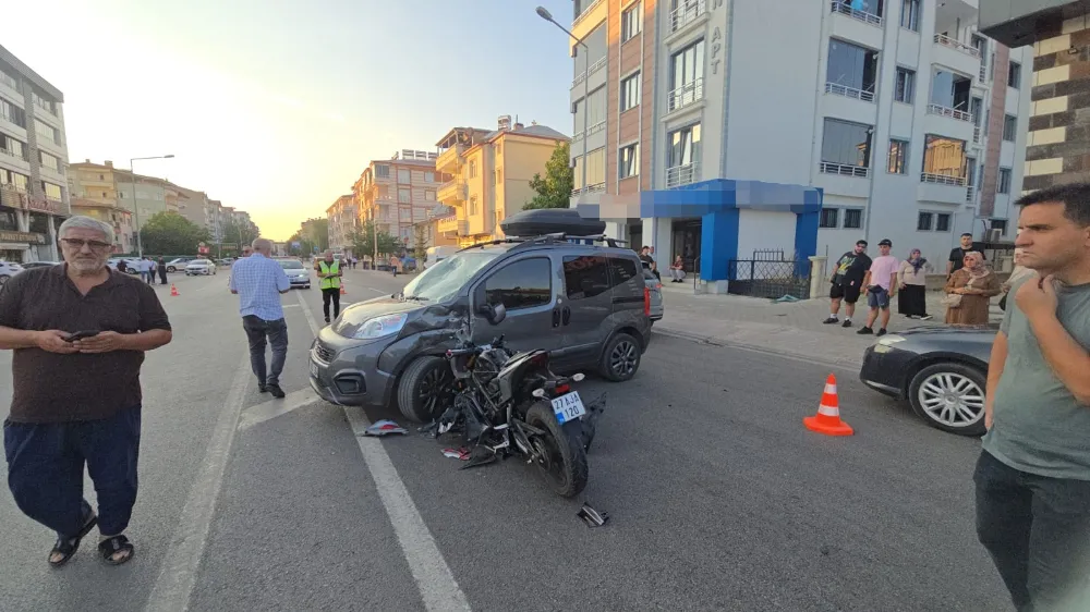 Elazığ’da motosiklet, hafif ticari araca çarptı : 3 yaralı