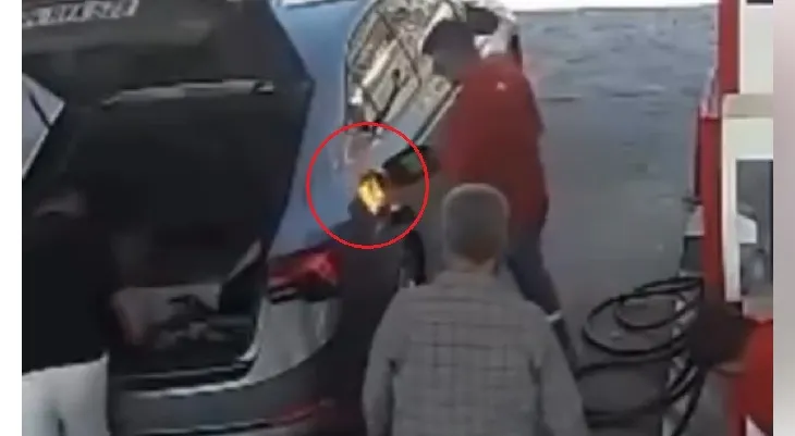 Çakmakla kablosunu yakmak istediği benzin deposu alev aldı; o anlar kamerada