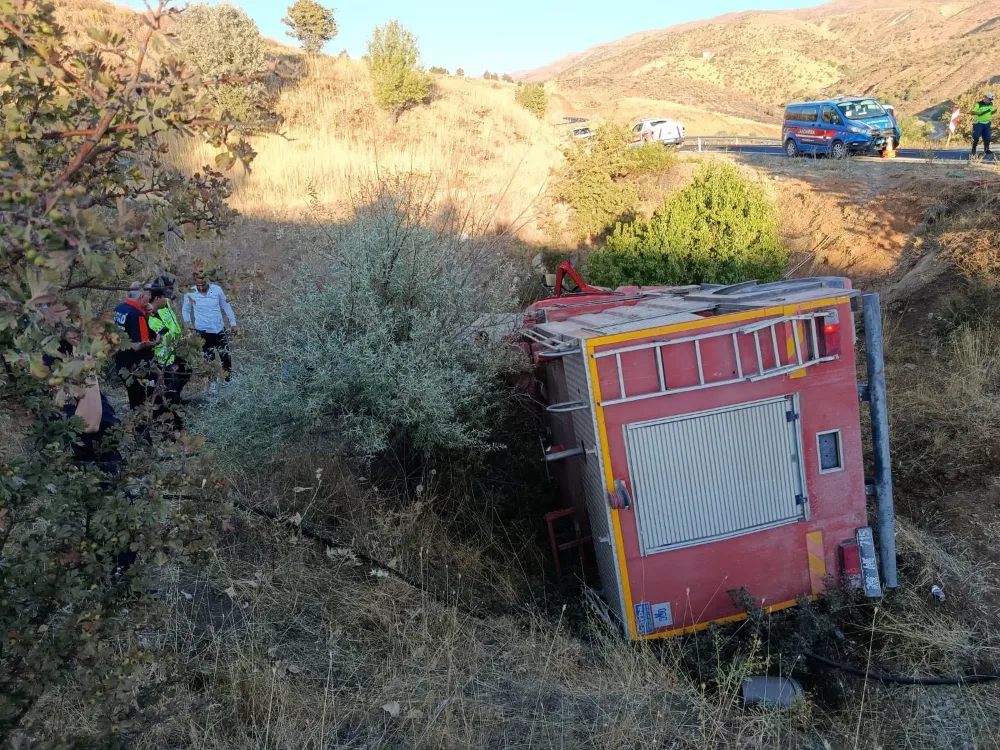Elazığ’da yangına giden itfaiye aracı şarampole yuvarlandı 2 yaralı