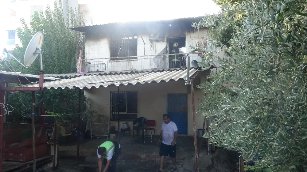 Bacadan sıçrayan alevler evi küle çevirdi