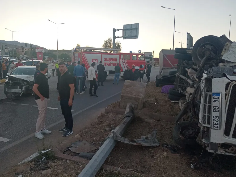Tarım işçilerini taşıyan minibüs, otomobille çarpıştıktan sonra devrildi : 15 yaralı