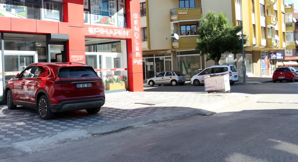 2 yılda iş yerine 9 araç çarpan esnaf: Müşteri değil, araba gözlüyoruz