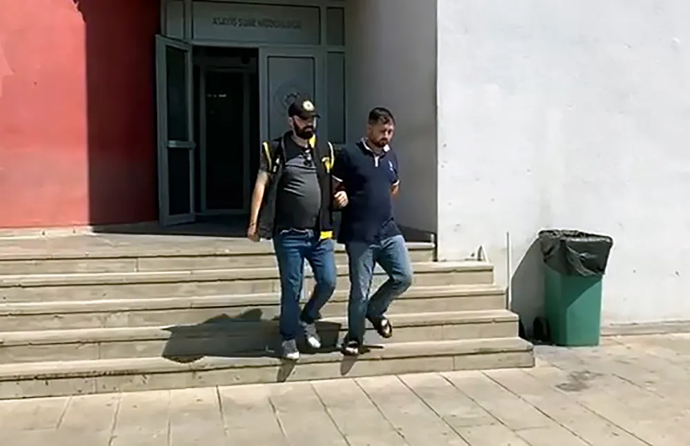 Emekliyi dolandırdı, alışveriş merkezinde yakalandı