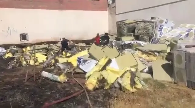 Elazığ’da inşaat malzemeleri alev alarak yandı