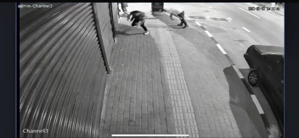 Sokakta tartıştığı kişiyi başından vurup kaçtı. Olay anı kamerada