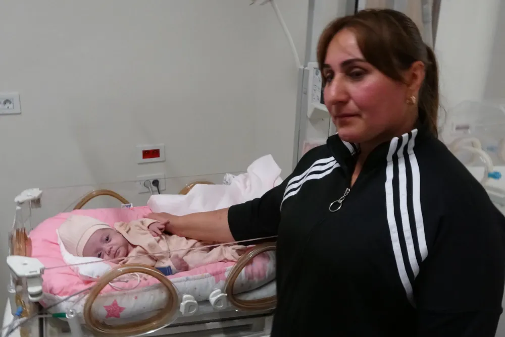 780 gram dünyaya gelen bebeğini tedavi sonrası 3 kilo 490 gram olarak kucağına aldı