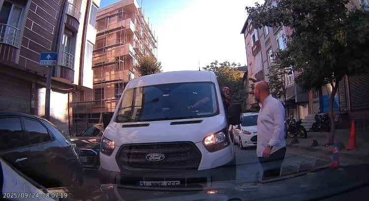 Sultangazi’de sürücülerin ters yön tartışması; 