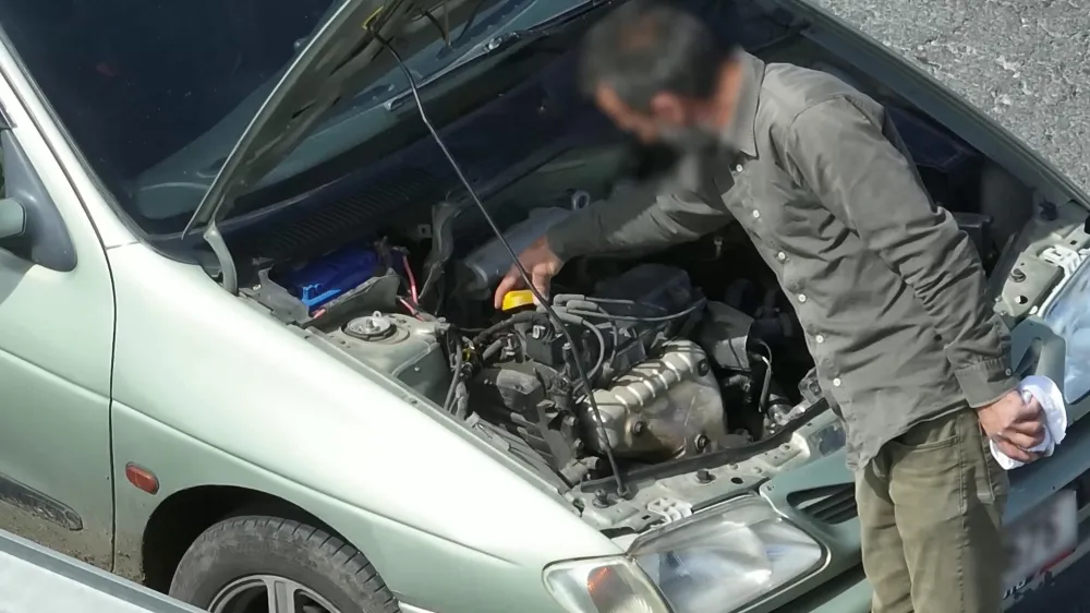Polisi görünce arıza yaptığı gerekçesiyle aracını emniyet şeridine çeken sürücü ehliyetsiz çıktı