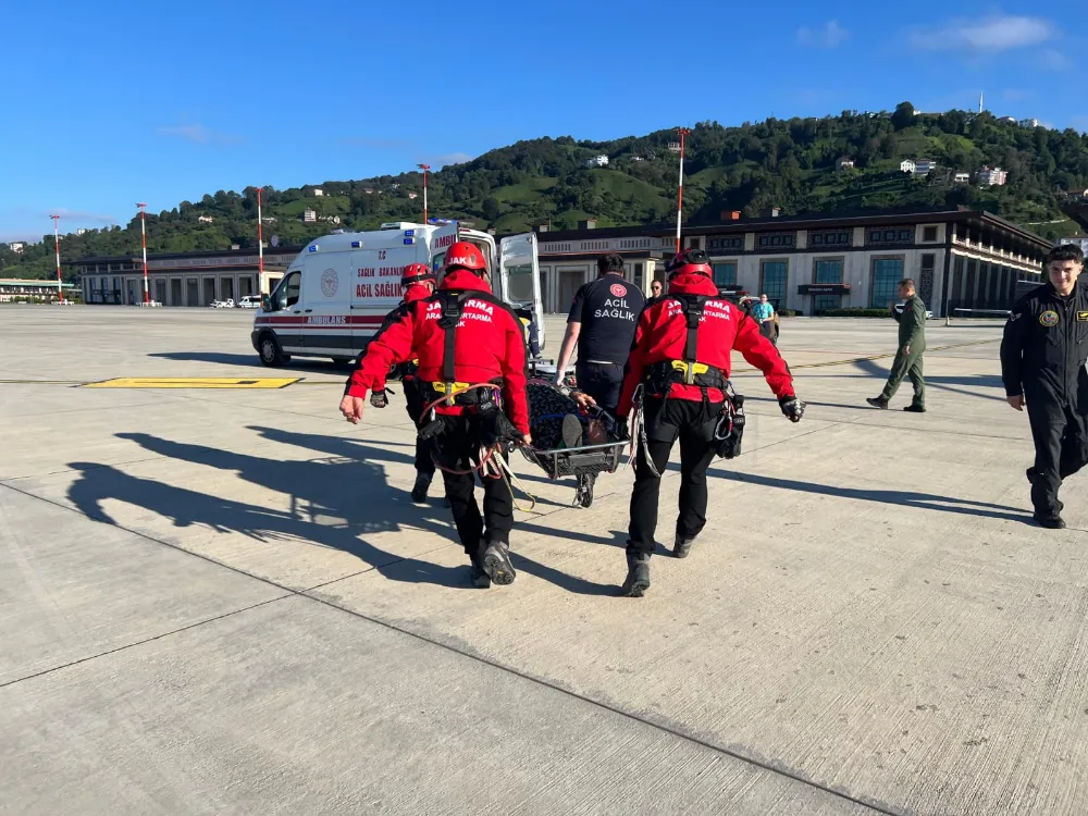 Rize’de sel mesaisi; yolu kapanan yayladaki hasta helikopterle hastaneye ulaştırıldı