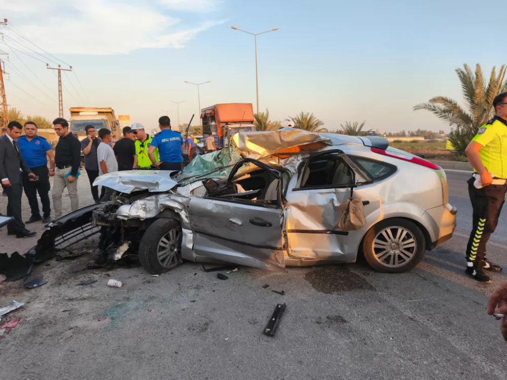 İnfaz koruma memurlarının bulunduğu otomobil, hafriyat kamyonuna çarptı; 2 ölü, 1 yaralı