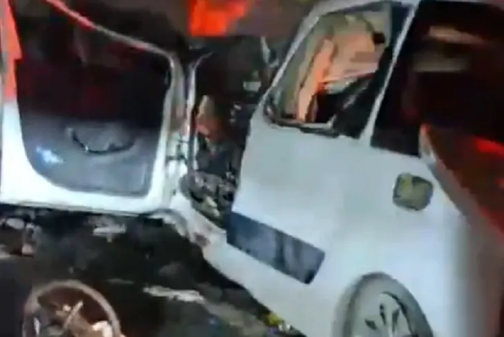 Hafif ticari araç, kamyona arkadan çarptı 2 ölü, 1 yaralı