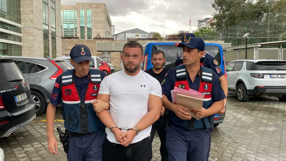 Annesiyle gönül ilişkisi yaşadığını iddia ettiği kişiyi, 2 arkadaşıyla birlikte kaçırıp dövdüler