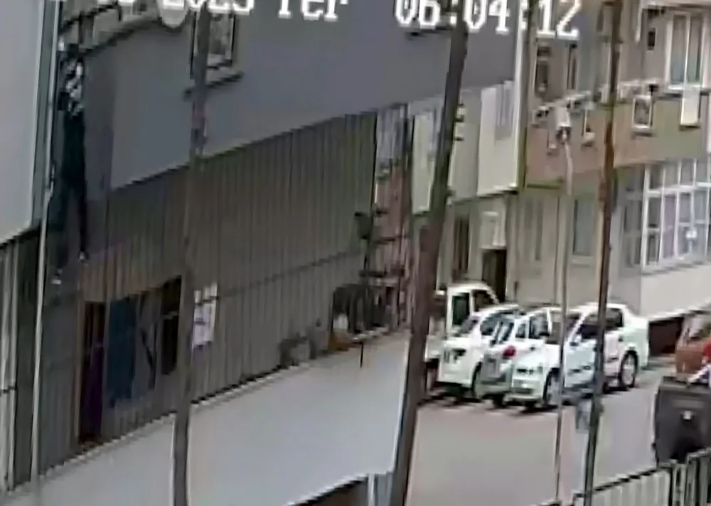 Motokurye, yağmur suyu tahliye borusundan tırmandığı daireden cep telefonu ve cüzdan çaldı