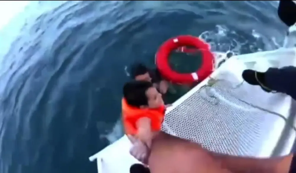 Can yeleğiyle denizde sürüklenen 6 yaşındaki çocuğun 1200 metre açıkta kurtarılması kamerada