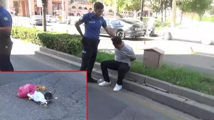 Polisleri görünce elindeki altın dolu poşeti atıp kaçmaya çalıştı