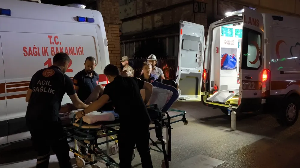 Orduevinin yatakhanesinde çıkan yangında 16 asker dumandan etkilendi