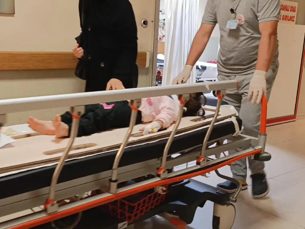 Bursa’da, 1’inci kattaki balkondan düşen 2 yaşındaki çocuk yaralandı