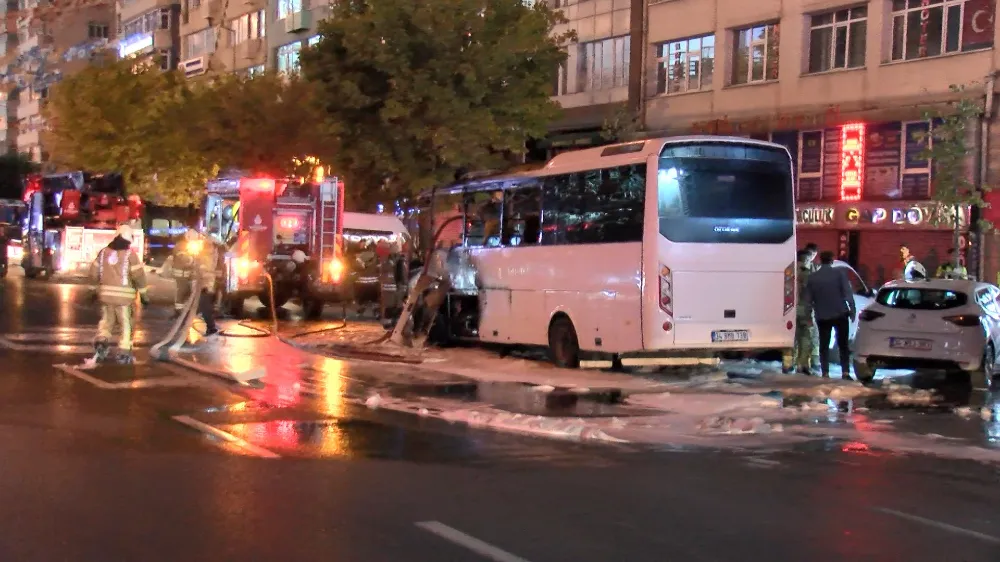  Şişli’de turistleri taşıyan tur otobüsü yandı; alevler 3 otomobile sıçradı 